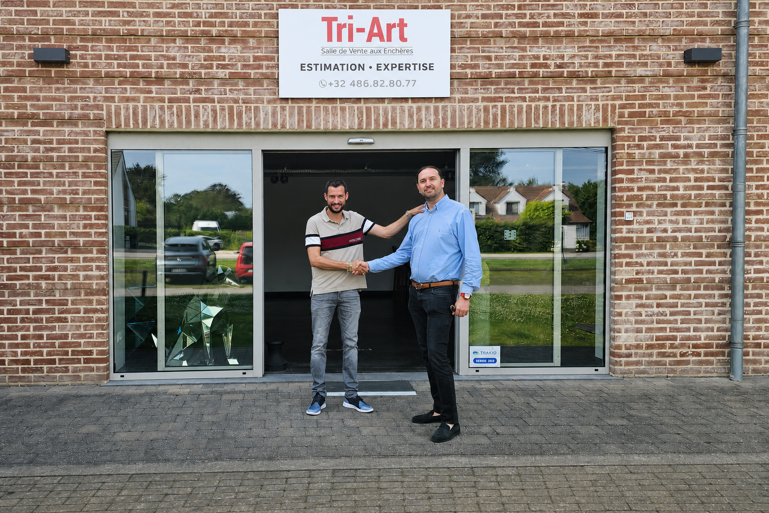 Partenariat R&M et Tri-Art avec Pierre Bouchat Damien de R&M avec Pierre Bouchat devant la salle de vente Tri-Art